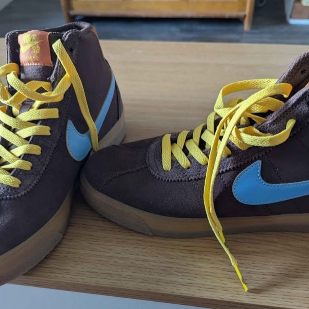 Nike SB High-Tops in Brown with Blue and Yellow Accents
